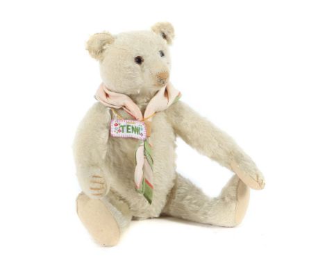 Teddy BärSteiff, ca. 1924-33, Mohairplüsch, weiß, Druckstimme (defekt), Buckel, geknickte lange Arme, Knopf mit langen "F" un