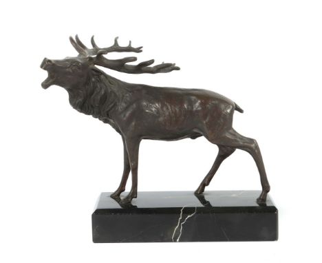 Bildhauer des 19./20. Jh."Röhrender Hirsch", Bronze, patiniert, vollplastische, naturalistische Figur des Tieres, auf Steinso