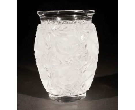 Glasvase "Bagatelle"Lalique, Frankreich, 2. H. 20. Jh., farbloses Glas, formgepresst, tlw. mattiert, die Wandung umlaufend mi