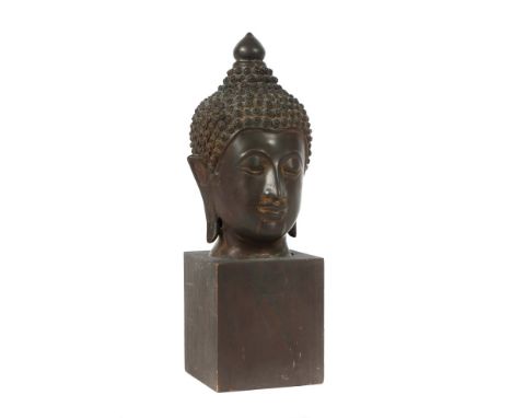 BuddhakopfChina, 19./20. Jh., Bronze patiniert, Fragment einer Statue, auf Holzsockel, H: ca. 19 cm (Kopf). Normale Altersspu