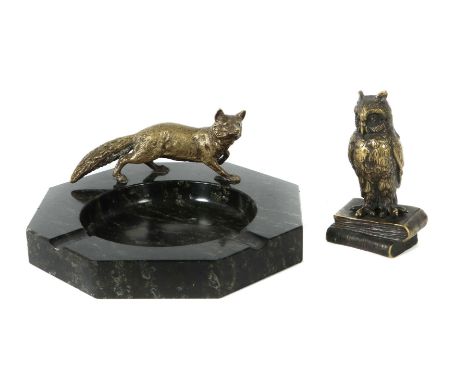 "Weisheit" und Aschenschale mit FuchsAnfang 20. Jh., wohl Wiener Bronze, Bronze patiniert und Serpentinschale, vollplastische