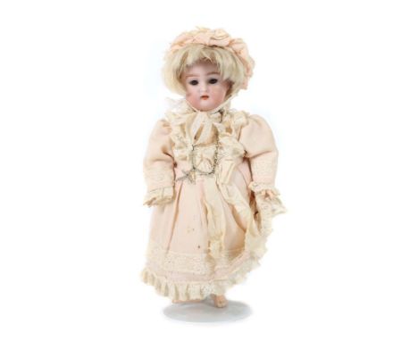 Kleine PuppeKämmer &amp; Reinhardt, um 1900, Halsmarke: Halbig K*R 23, Bisquit-Kurbelkopf, braune Glasaugen, feine Wimpernbem