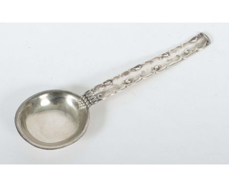 Art Déco-SahnelöffelBruckmann &amp; Söhne, Heilbronn, um 1925, Silber 800, ca. 80 g, runde gemuldete Laffe, geschweiftes Grif