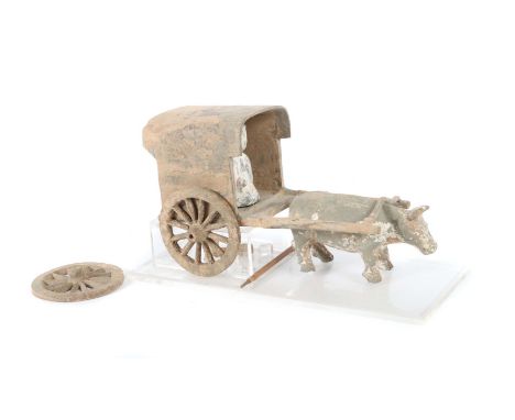 OchsenkarrenChina, Han Dynastie, 200 v. Chr. - 200 n. Chr., Teracotta mit Farbresten und Alterspatina, Wagen auf zwei Rädern 