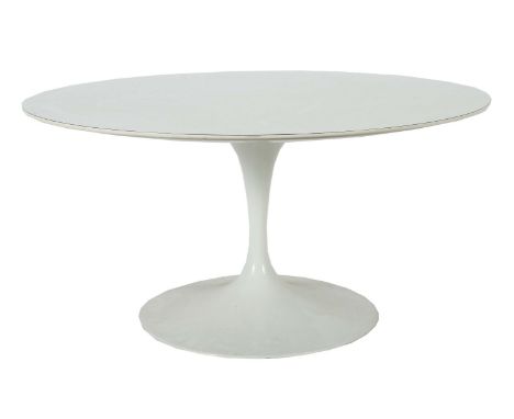 Runder Sofatisch1980er Jahre, in der Art des "Tulip" von Eero Saarinen (1910-1961), weißer Aluminiumstand mit weißer Laminatt