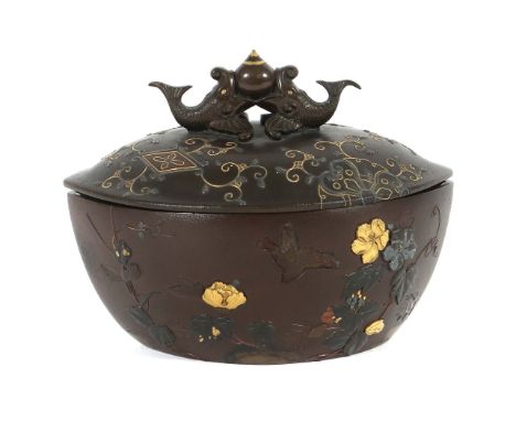 DeckeldoseJapan, 20. Jh., Bronze, Orangenhautoberfläche, florales reliefiertes Dekor, part. vergoldet, der Deckel mit vergold