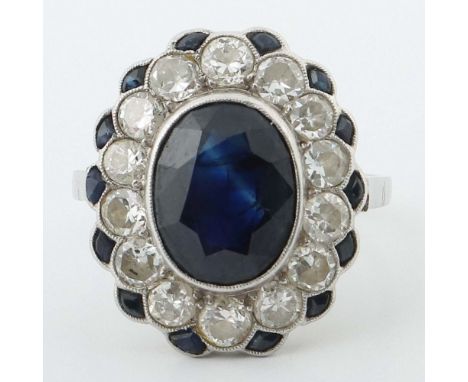 Saphirring im Art Déco-Stil mit Diamantum 1940, wohl Platin, ca. 6,3 g, mit Diamanten und Saphir-Entourage, Saphir (ca. 3,4 c