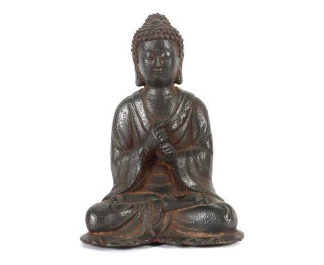 BuddhaChina, 19./20. Jh., Eisenguss, H: ca. 20 cm. Leicht korrodiert. Provenienz: Nachlass Baden-Württemberg, in den 1980er J
