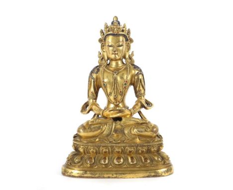Buddha Amityus Guan Yin Bodhisattva19. Jh., sinotibetisch, Bronze vergoldet, auf Lotusthron sitzend, offener Boden, H: 17 cm.