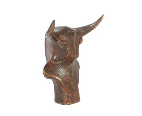 Rumpf, GernotGeb. 1941 in Kaiserslautern, Studium an der Akademie der Bildenden Künste in München. "Stierkopf", Bronze, patin