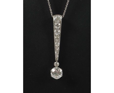 Schönes Art Déco-Collier1930er Jahre, Platin über Gelbgold, ca. 5,73 g, Anhänger mit einem Diamant-Hauptstein (ca. 1,4 ct) un