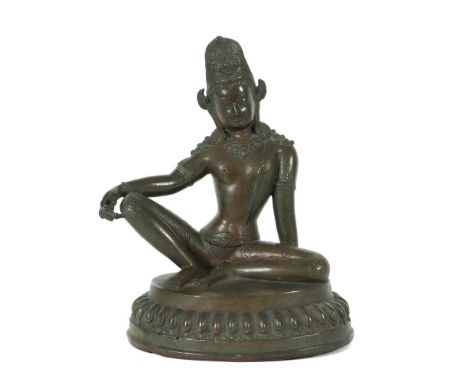 Indra, sitzendNepal/Indien, wohl Mitte 20. Jh., Bronze patiniert, auf Lotussockel sitzend, H: ca. 23 cm. Provenienz: Nachlass