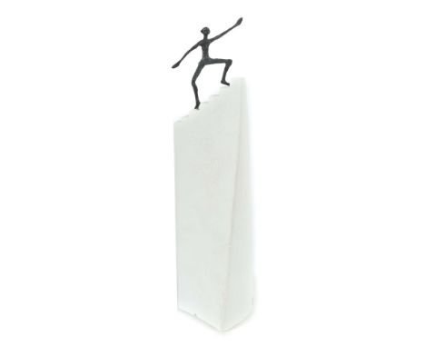 Kött-Gärtner, Luisegeb. 1953 in Zürich, Bildhauerin. "Stufen zum Erfolg", Bronze und Stein, stilisierte Person, die Treppe ho