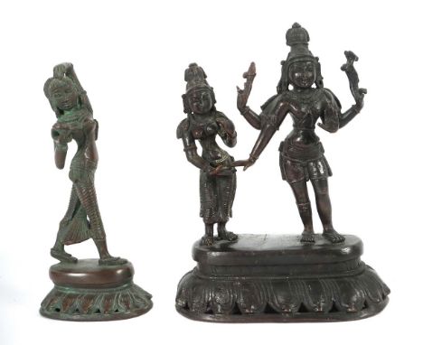 2 kleine StatuettenIndien, Mitte 20. Jh., Bronze, best. aus Figurengruppe: Shiva und Parvati und eine hindusitische Tempeltän