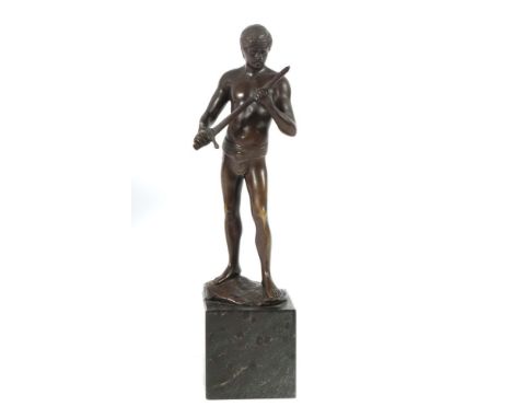 Bildhauer des 19./20. Jh"Schwertkämpfer, Bronze, vollplastische Figur eines mathletischen Mannes, Schwert in den Händen halte