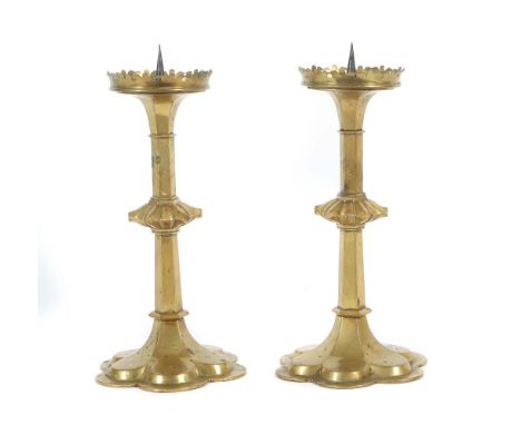 Paar einflammige Kerzenleuchterum 1800, Bronze, sechspassiger Stand, gekanteter Schaft mittig nodiert, Traufschale mit perfor