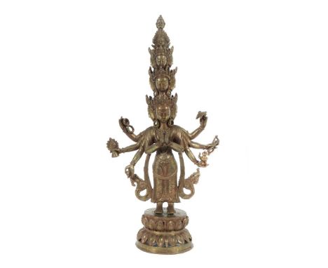 Bodhisattva AvalokiteshvaraTibet, Mitte 20. Jh., Bronze, zweiteilig auf Lotussockel, 11 Köpfe, H: ca. 49,5 cm. Provenienz: Sü