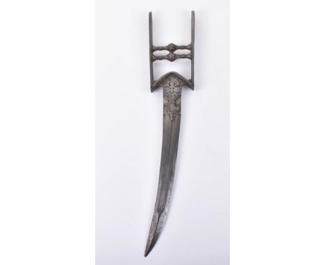 Unusual Indian Katar from Tanjore, 17th Century, curved double edge wootz steel blade cut with a narrow central fuller, swoll