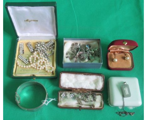 A quantity of miscellaneous costume jewellery, to include: an engraved hallmarked bangle, gold and seed pearl stickpin and ot