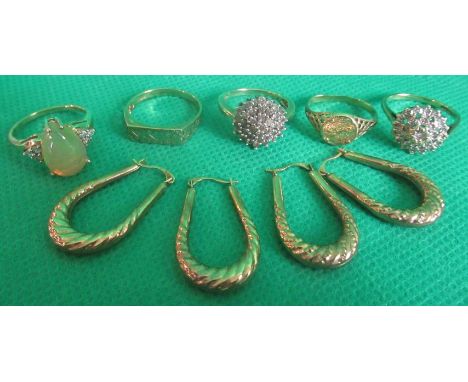 A small coin set ring, together with a multi-tiered diamond cluster ring, three further rings and two pairs of hoop earrings.