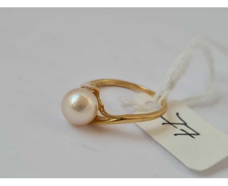 A Mikimoto single pearl set 18ct gold ring size J 2.2g inc