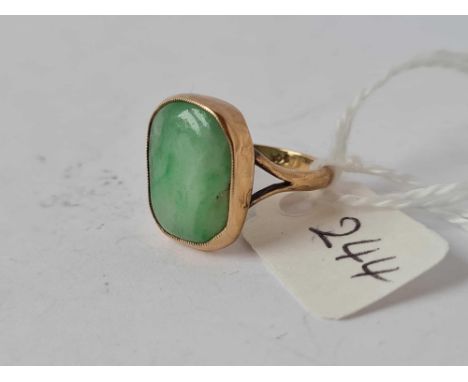 A cabochon jade 9ct ring size G 