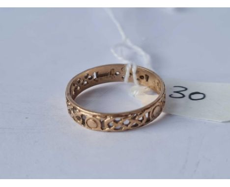 A pierced Celtic style 9ct wedding band size R
