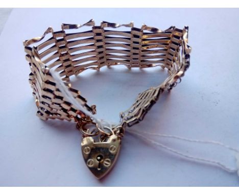 AN EIGHT BAR 9CT GATE BRACELET with padlock clasp 16.7g