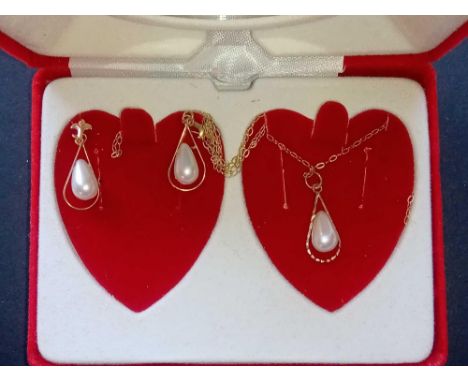  A pearl necklace and earrings 9ct set in fitted vanity case