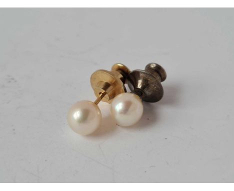 A pair of 9ct pearl earrings 