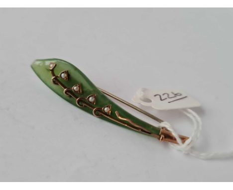 A jade and pearl lily of the valley brooch 9ct 