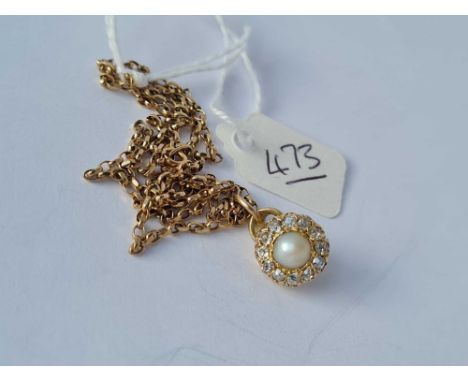 A GOOD GOLD PEARL AND DIAMOND CIRCULAR PENDANT ON 9CT CHAIN 16 INCHES - 4.4 GMS 