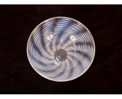 An R. Lalique Ondes opalescent glass bowl, signed approx. 20cm dia.