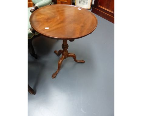 AN 18th.C.MAHOGANY TRAY TOP TRIPOD TABLE WITH CARVED LEGS AND CLAW AND BALL FEET.   D.53cms.