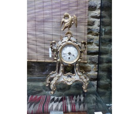 AN 18th.C.CARVED GILTWOOD CASED MANTLE CLOCK SURMOUNTED WITH EAGLE FIGURE, SINGLE TRAIN FUSEE MOVEMENT AND WHITE ENAMEL DIAL 