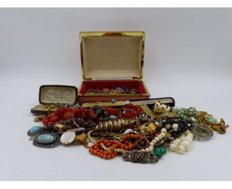 A ROW OF JADE BEADS, A TURQUOISE AND GOLD STICK PIN TOGETHER WITH VARIOUS  HALLMARKED SILVER AND GOLD PIECES, ETC. 