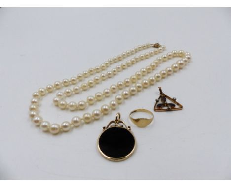 A 68cm CULTURED PEARL NECKLACE WITH A 9ct CLASP TOGETHER WITH A 9ct SIGNET RING AND TWO FURTHER PENDANTS. 
