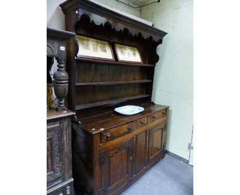 A GOOD EARLY 18th.C.AND LATER OAK DRESSER BASE WITH THREE DRAWERS AND SHAPED PANEL DOORS AND WITH CANOPY, THREE SHELF PLATE R