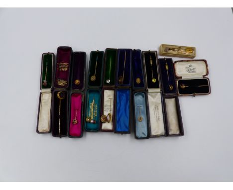 A BROAD SELECTION OF 9ct GOLD AND OTHER STICK PINS TO INCLUDE DIAMOND SET, SEAL ENGRAVED, ENAMELLED, PASTE, ETC.  