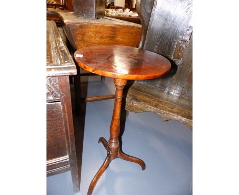 A GEORGIAN OAK AND YEW  WOOD TRIPOD LAMP TABLE.   D.37 x H.77cms.