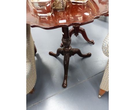 AN ANTIQUE MAHOGANY PIE CRUST TRAY TOP TRIPOD TABLE.   D.65cms.