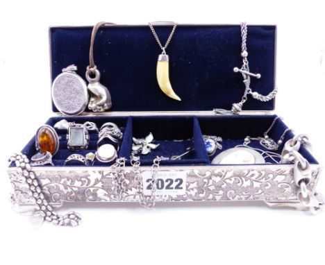A GOOD SELECTION OF VARIOUS SILVER AND WHITE METAL JEWELLERY TO INCLUDE AN AMBER RING, A VINTAGE T-BAR AND TASSEL ALBERTINA B