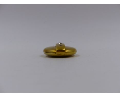 A PRECIOUS YELLOW METAL TESTED AS 18ct OR HIGHER LARGE OVAL DIAMOND SET LOCKET. THE LOCKET HAS THREE OLD CUSHION CUT DIAMONDS