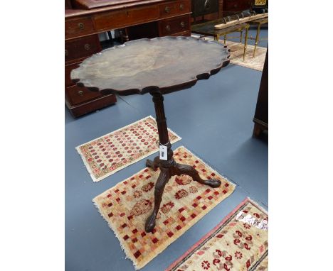 AN ANTIQUE MAHOGANY PIE CRUST TRIPOD TABLE WITH CARVED LEGS AND CLAW AND BALL FEET.   D.52cms.