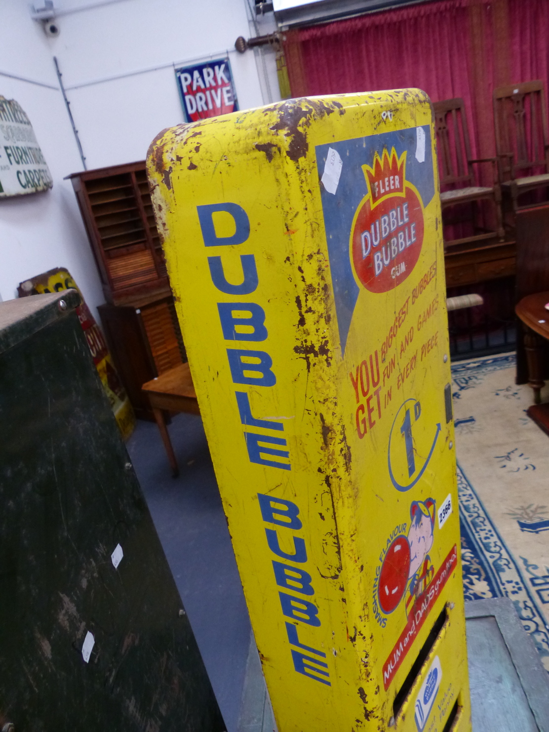 AN UNUSUAL VINTAGE DOUBLE BUBBLE GUM VENDING MACHINE.