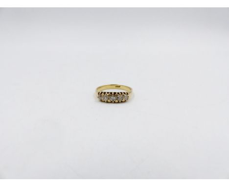 AN 18ct STAMPED YELLOW GOLD FIVE STONE DIAMOND CARVED HALF HOOP RING. FINGER SIZE P, TOTAL WEIGHT 3.4grms. 