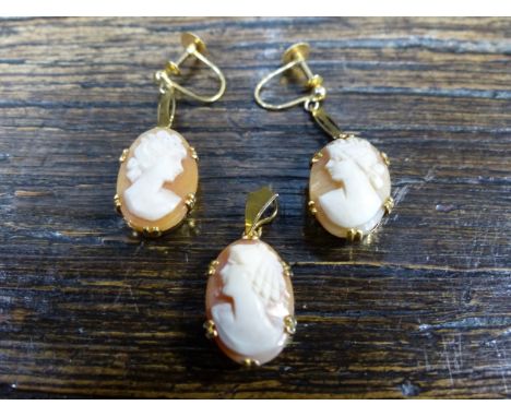 A PAIR OF 9ct GOLD SCREW BACK DROP CAMEO PORTRAIT EARRINGS, HALLMARKED CHESTER 1954, MAKERS MARK WJP FOR WILLIAM JOHN PELLOW 