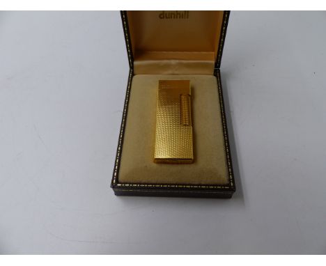 A DUNHILL GOLD PLATED CASE LIGHTER. 