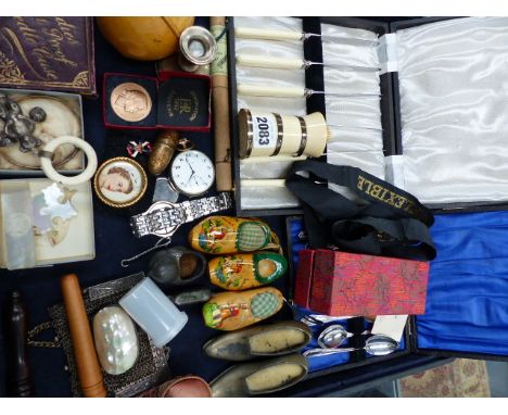 A QUANTITY OF VINTAGE COLLECTABLES TO INCLUDE A SILVER MOUNTED PEPPER GRINDER, A SILVER TEETHING RING, A MESH PURSE, ETC.