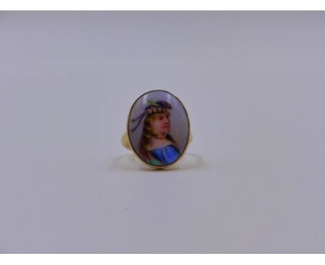 A PAINTED PORTRAIT MINIATURE RING OF A SCOTTISH LADY IN NATIONAL DRESS, HALLMARKED 9ct. GOLD CHESTER WITH A 1942 WARTIME UTIL